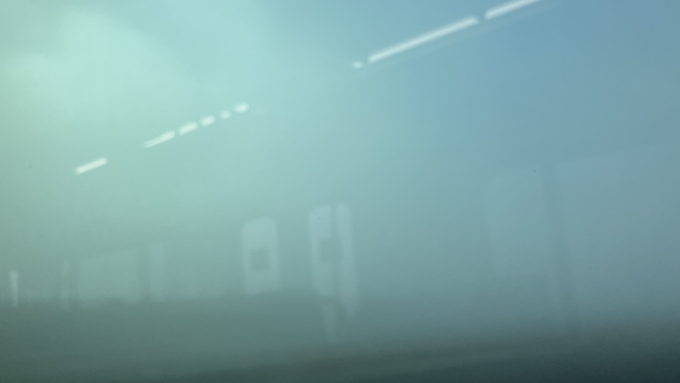 鉄道乗車記録の写真:車窓・風景(3)     「7:11ごろ撮影した。
発車から5分が経とうとしていたが、このあたりで再び霧が濃くなり、減速運転が行われた。」