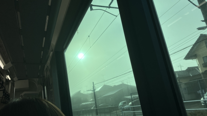 鉄道乗車記録の写真:車窓・風景(2)        「川島駅付近で霧が晴れ始めた。」