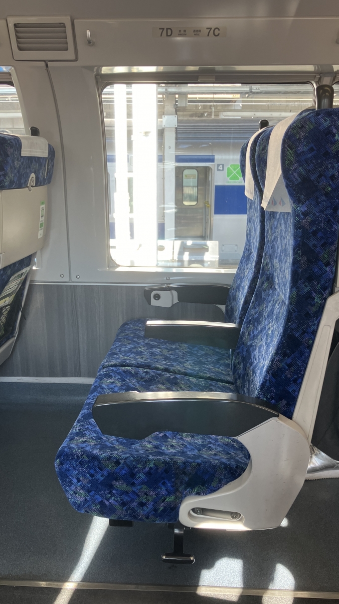 鉄道乗車記録の写真:車内設備、様子(3)     「E531系グリーン車2階席の座席の様子。
なお、奥に見える列車は土浦駅9:09発のこれまで乗ってきた普通品川行きの列車である。」