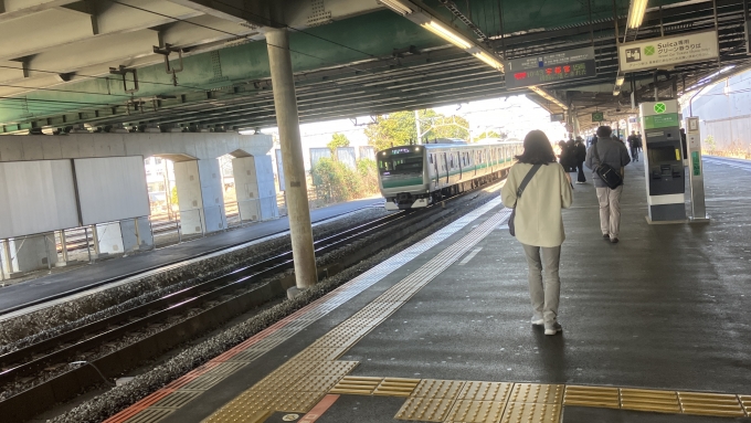 鉄道乗車記録の写真:列車・車両の様子(未乗車)(3)        「新川崎駅で列車を待っていたところ、相鉄線に直通する電車が通過している様子がみられた。
各駅停車海老名行き(235M、相鉄線内各駅停車6235)と思われる。」