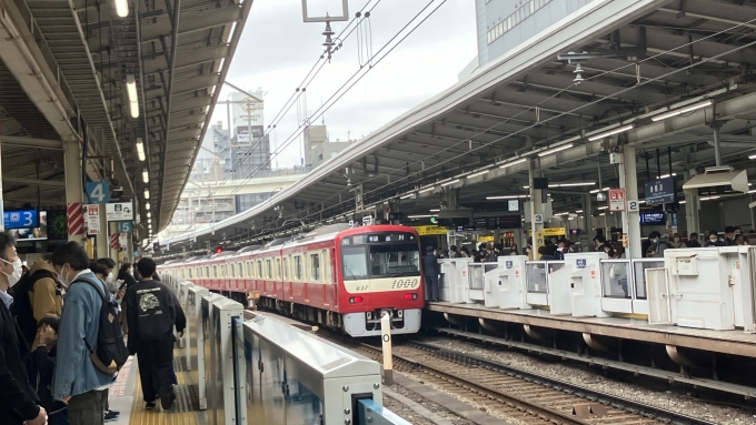 鉄道乗車記録の写真:列車・車両の様子(未乗車)(2)        「乗車した電車が入ってくる前に撮影した。
京浜東北線・根岸線ホームの向かい側には京急線のホームがあり、ちょうど普通品川行きの電車(937)が停車していた。」