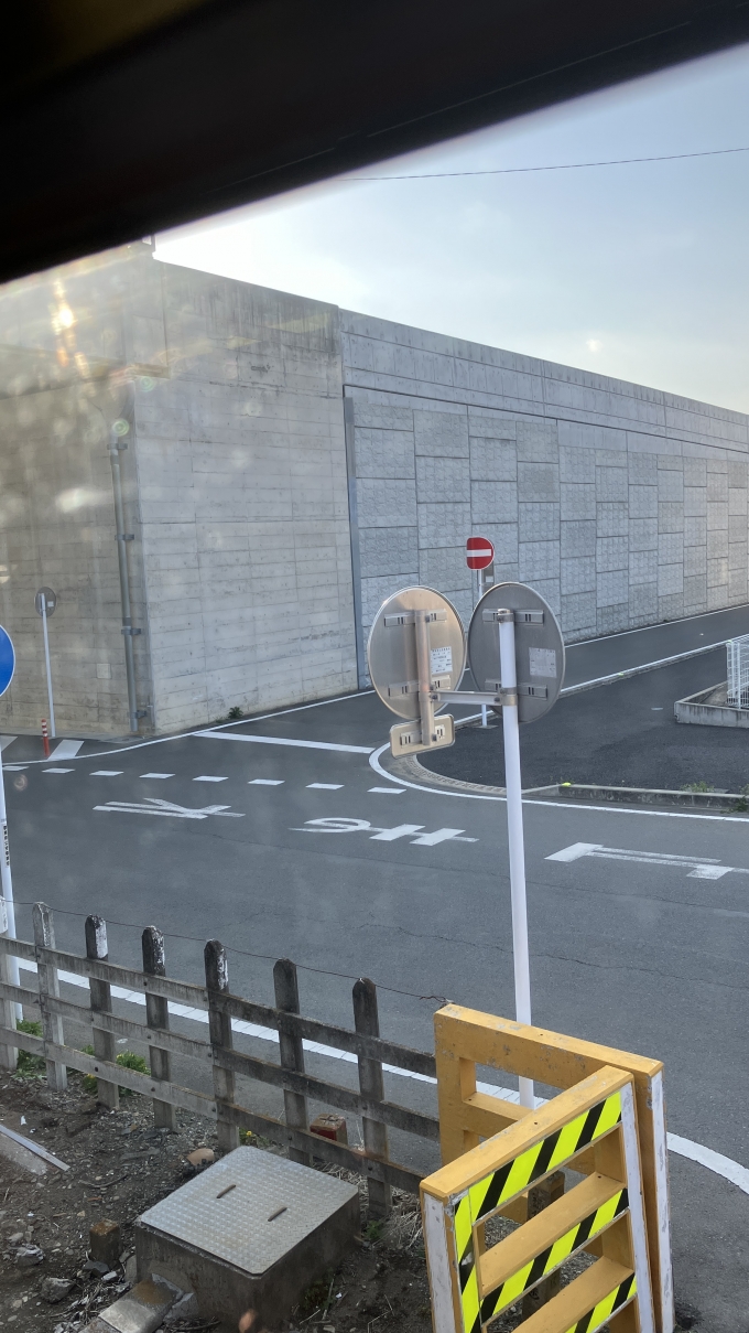 鉄道乗車記録の写真:車窓・風景(2)        「急停車した場所付近の車窓。
詳しい場所はわからないが、「スーツ旅行」アプリによれば岩宿駅から直線距離で2.5 km、国定駅からは同じく約3.9 kmの位置だという。」