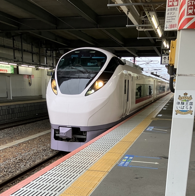 鉄道乗車記録の写真:乗車した列車(外観)(2)        「乗車した列車が石岡駅の2番線に入線する様子。」