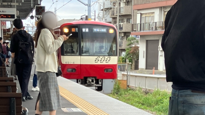 鉄道乗車記録の写真:乗車した列車(外観)(3)     「小島新田駅に入線する、乗車した列車の様子。
なお、人物の映り込みがあったため、顔にぼかし処理を行った。また、車両部分にも手が映り込んでいる。」