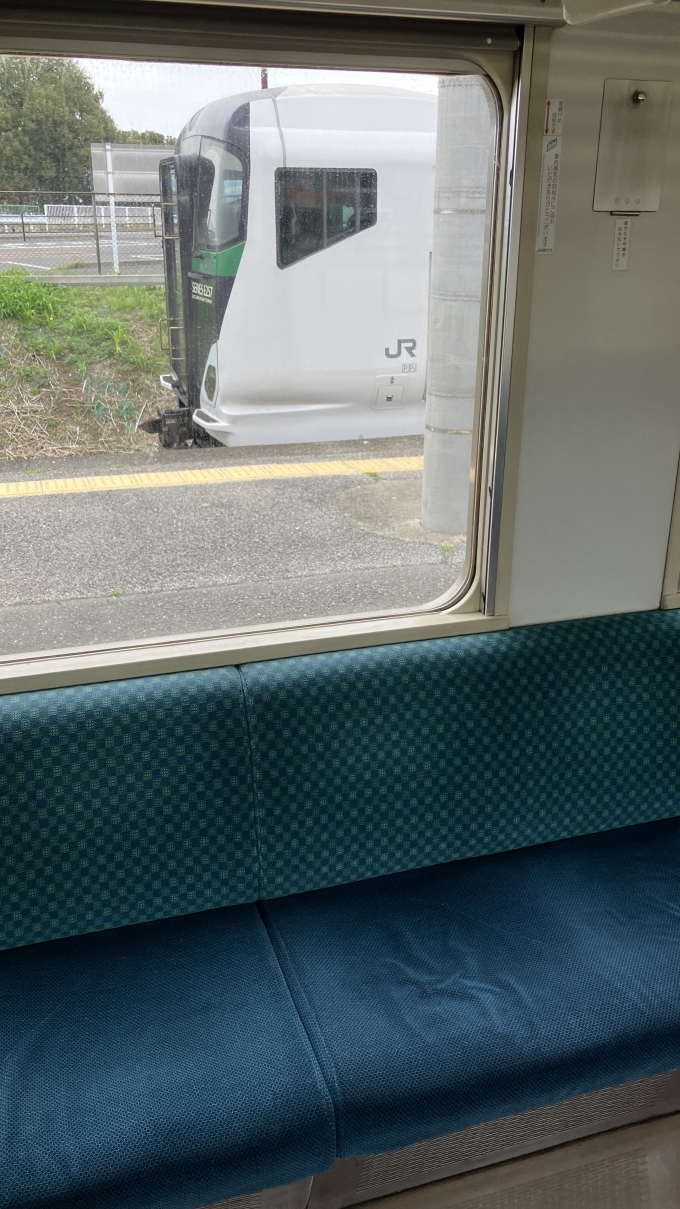 鉄道乗車記録の写真:列車・車両の様子(未乗車)(3)        「岩宿駅ではホームの向かい側(3番線)にE257系電車(OM-52編成5両)が停車していた。
臨時特急あしかが大藤高尾号足利行き(9375M)として運転されていた編成が回送されてきたものと思われる。」