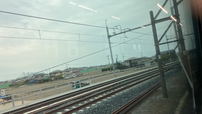 鉄道乗車記録の写真:車窓・風景(3)     「東鷲宮駅を過ぎてしばらく進むと、新しい線路が進行方向左側に見えてきた。この付近(古利根川橋梁)の架け替えのため、4月28日(日)21:00～29日(月)8:00頃に上野東京ライン・東北本線の列車について久喜駅―古河駅間、湘南新宿ラインの列車は白岡駅―古河駅間で運転を取りやめるという。」