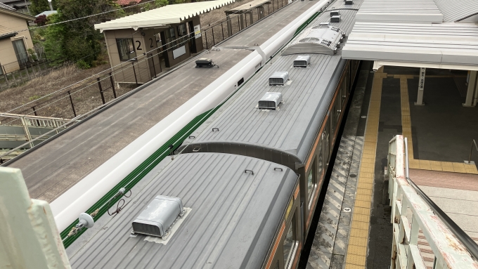 鉄道乗車記録の写真(3)        「富田駅到着後すぐに改札を出ようと思っていたのだが、2番線にE257系電車が入ってきたため急遽様子を見ることにした。この写真は、1番線と2番線を結ぶ跨線橋から撮影した、乗車してきた列車とE257系電車の様子である。
4月20・21・27日・5月3日～6日に運行される足利駅15:59発、あしかがフラワーパーク駅16:05発の臨時特急あしかが大藤大船号大船行き(9054M)と思われる。富田駅での客扱いはないが、列車交換のため停車していた。」