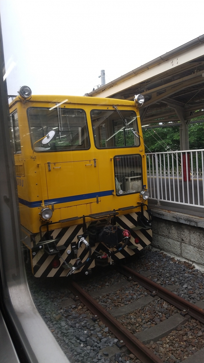 鉄道乗車記録の写真:列車・車両の様子(未乗車)(2)        「鷲宮駅停車中に撮影した。
保線車両と思われる列車が停車していた。」