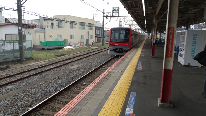 鉄道乗車記録の写真:列車・車両の様子(未乗車)(2)        「7:07発の東京メトロ日比谷線に直通する普通中目黒行き(日比谷線内列車番号A617T)が発車する様子。北千住駅には8:02着となる。
なお、乗車した電車の編成外観は撮影できなかった。」