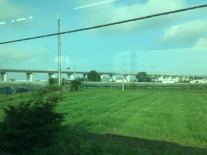 鉄道乗車記録の写真:車窓・風景(2)        「進行方向に対して右側のボックス席から首都圏中央連絡自動車道(C4圏央道)の様子がよく見えたので撮影した。」