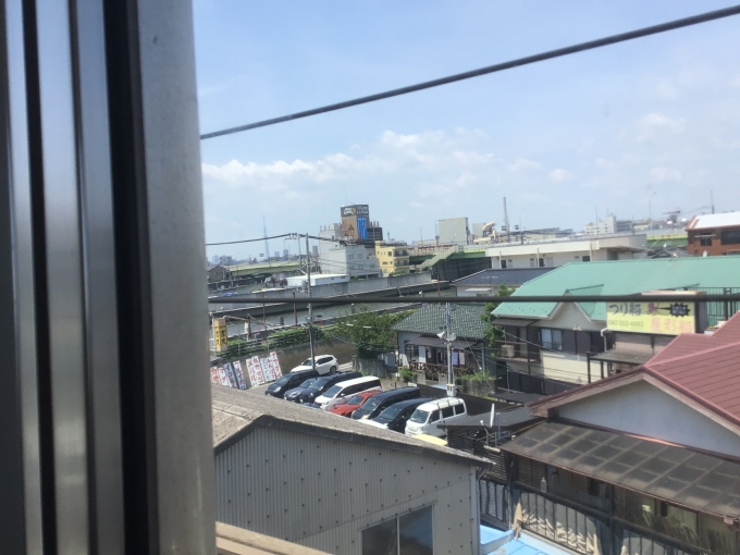 鉄道乗車記録の写真:車窓・風景(3)        「旧江戸川を渡って千葉県に入った直後に撮影したと思う写真。
奥にはうっすら東京スカイツリーが見える。」