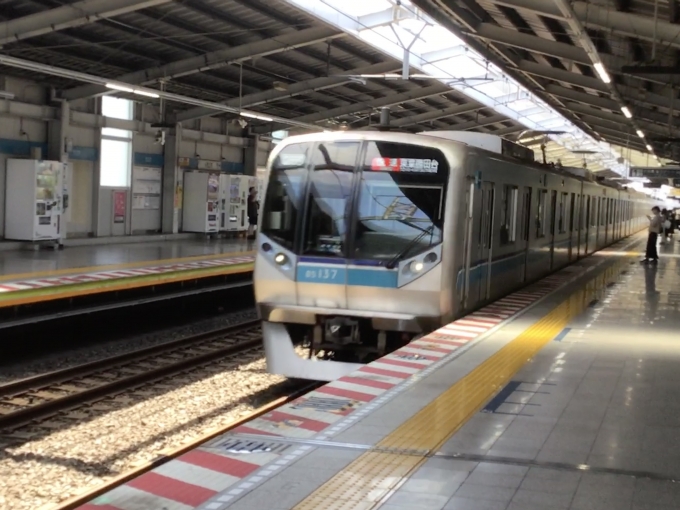 鉄道乗車記録の写真:列車・車両の様子(未乗車)(1)          「12:22ごろ、快速東葉勝田台行き(A1125SR)が南行徳駅を通過する様子を撮影した。」