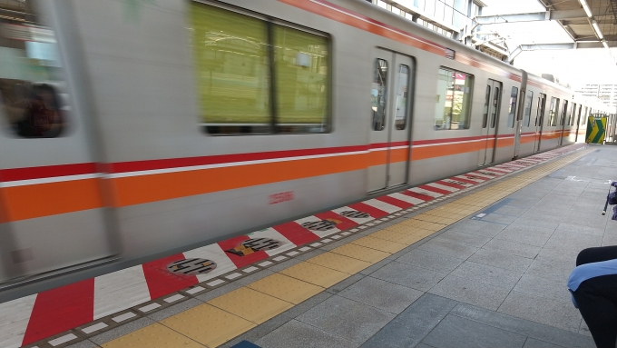 鉄道乗車記録の写真:列車・車両の様子(未乗車)(1)          「12:38ごろに撮影した、快速東葉勝田台行きの電車(A1156TR)が妙典駅の1番線を通過する様子。」