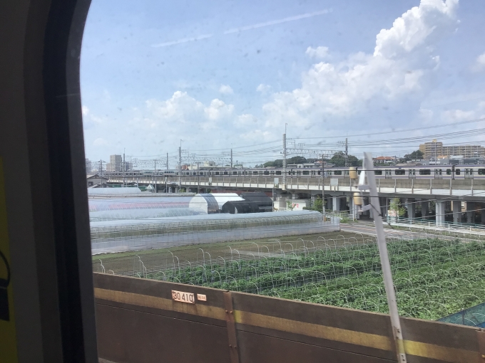鉄道乗車記録の写真:列車・車両の様子(未乗車)(6)        「13:09ごろ、東京メトロ東西線とJR総武本線が分かれて少し進んだところで撮影した。
西船橋駅を出発して少しの間、奥に見える快速逗子行き(1132F 船橋駅13:06発)と思われる電車と並走した。」