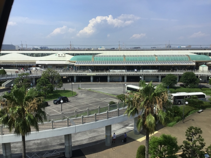鉄道乗車記録の写真:車窓・風景(3)        「リゾートゲートウェイ・ステーション駅を出て少し進むと、進行方向右手にJR舞浜駅が見える。」