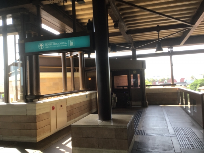鉄道乗車記録の写真:駅舎・駅施設、様子(5)        「東京ディズニーシー・ステーション駅には降車ホームにホテル連絡通路へつながる出口専用改札がある。
なお、ここからも駅舎の外へ出ることができる。」