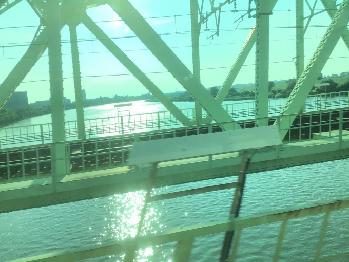 鉄道乗車記録の写真:車窓・風景(3)        「荒川を渡っている際に撮影した。
荒川を渡る途中で東京都と埼玉県の都県境を通過する。
なお、奥に見えるのは東北貨物線(湘南新宿ライン)の線路だったと思う。」