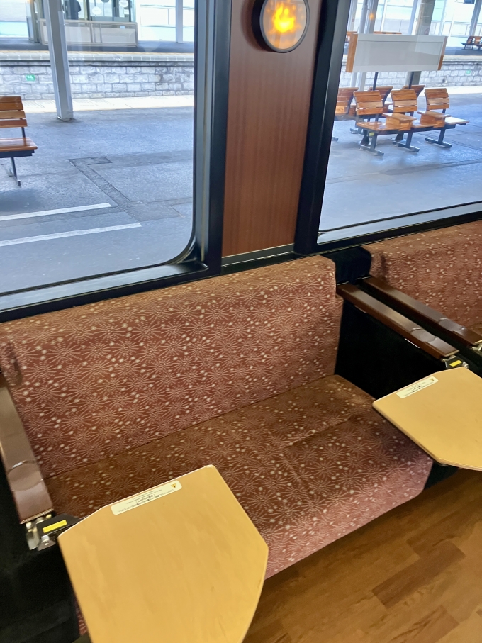 鉄道乗車記録の写真:車内設備、様子(4)        「座席　指定席なのにロングシート」