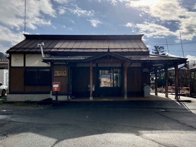 鉄道乗車記録の写真:駅舎・駅施設、様子(2)        「駅舎　しっかりとした木造の古めの駅舎」