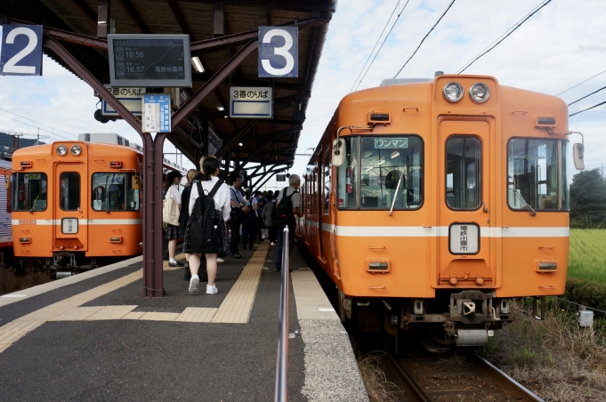 鉄道乗車記録の写真:乗車した列車(外観)(1)        「2101F(2101)の前面
電鉄出雲市 の幕
2114Fと顔を合わせる」