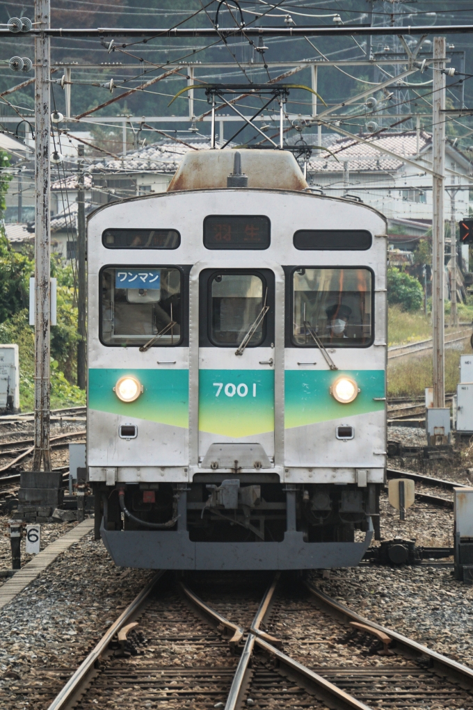 鉄道乗車記録の写真:乗車した列車(外観)(1)          「7001Fの前面
各停 羽生 の幕」