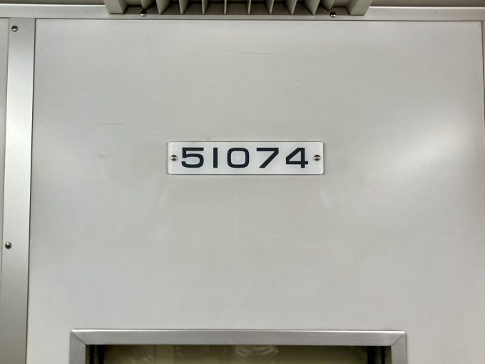 鉄道乗車記録の写真:車両銘板(2)     「51074 の車両銘板」