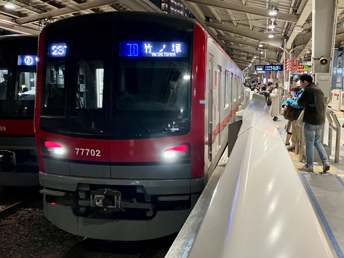 鉄道乗車記録の写真:乗車した列車(外観)(1)        「71702F(77702) の前面
23T TS14 竹ノ塚 の幕
入れ替え灯をつけている。」