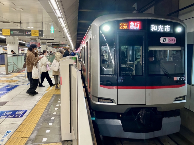 鉄道乗車記録の写真:乗車した列車(外観)(1)          「5176F の車両銘板
29K 急行 和光市 の幕」