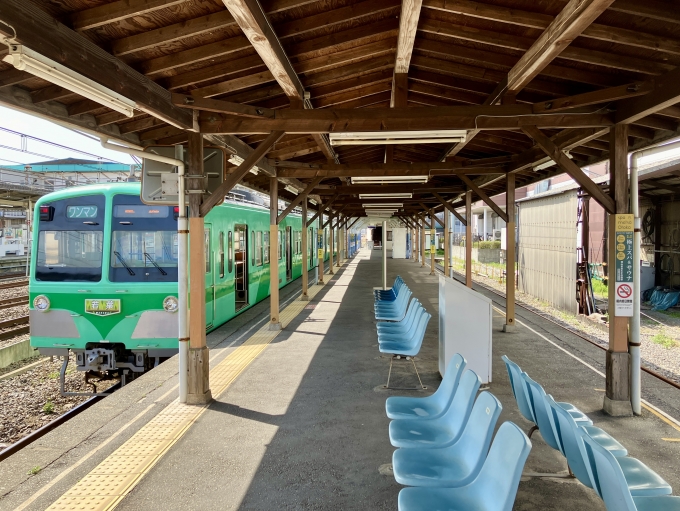 鉄道乗車記録の写真:駅舎・駅施設、様子(1)        「馬橋 の駅構内
木が多用されている」