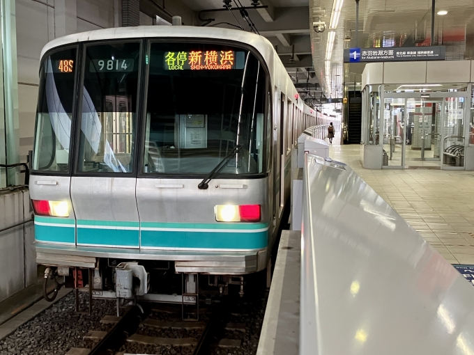 鉄道乗車記録の写真:乗車した列車(外観)(1)        「9114F(9814) の前面
48S 各停 新横浜 の幕
まだ入れ替え灯がついている」