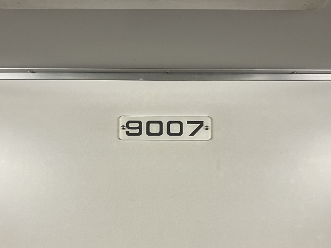 鉄道乗車記録の写真:車両銘板(2)        「9007 の車両銘板」