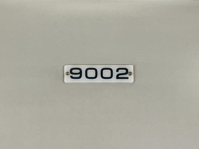 鉄道乗車記録の写真:車両銘板(2)        「9002 の車両銘板」