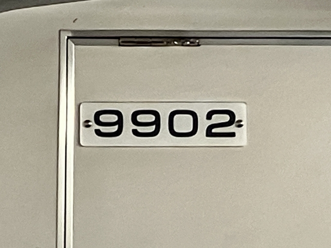 鉄道乗車記録の写真:車両銘板(1)          「9902 の車両銘板」