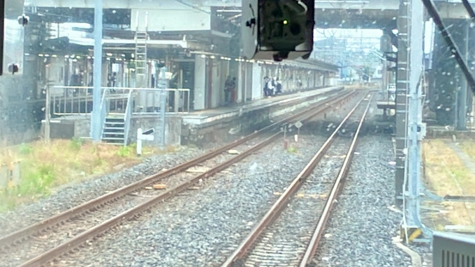 鉄道乗車記録の写真:車窓・風景(6)        「東武とJRの連絡線
右に小さく見えるのが乗務員さん専用のホーム
運転停車、乗務員交代をして再び出発した」