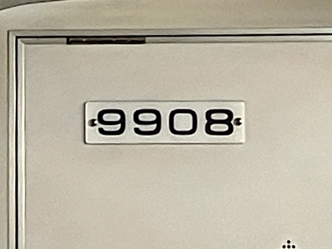 鉄道乗車記録の写真:車両銘板(1)          「9908 の車両銘板」