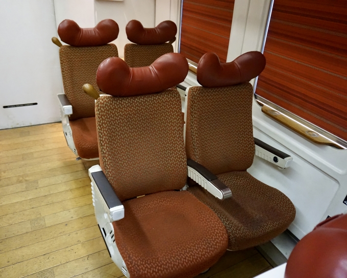 鉄道乗車記録の写真:車内設備、様子(1)          「883系の車内の様子
独特な椅子の形」