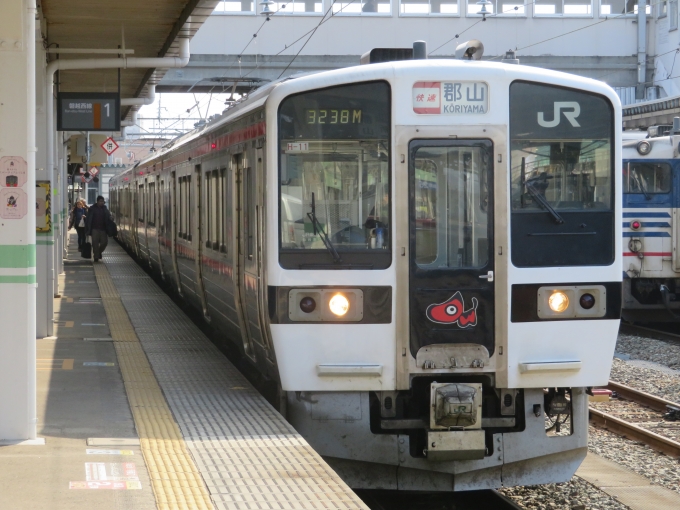 鉄道乗車記録の写真:乗車した列車(外観)(1)     「会津若松からはすぐの接続で快速に乗車。なお先客がかなりいて混んでいた」
