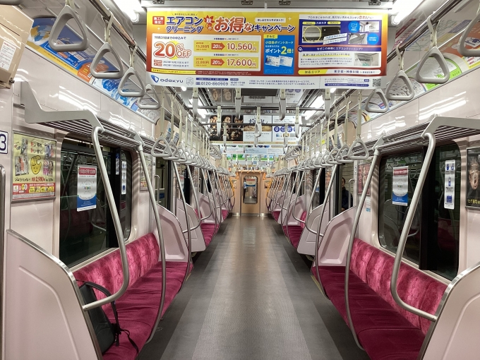 鉄道乗車記録の写真:車内設備、様子(1)          「新宿駅に停車している3080番代。
椅子が程よい柔らかさ。」