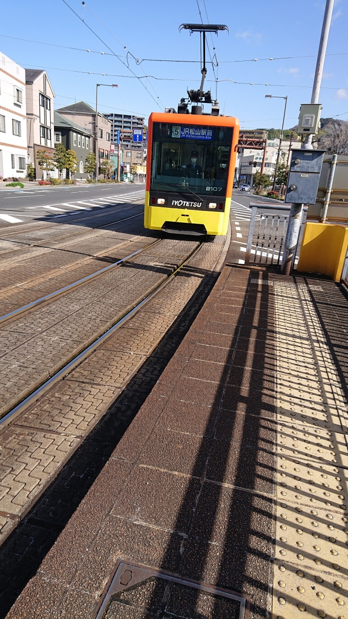 鉄道乗車記録の写真:乗車した列車(外観)(2)        「伊予鉄５系統 普通 ＪＲ松山駅前行き」