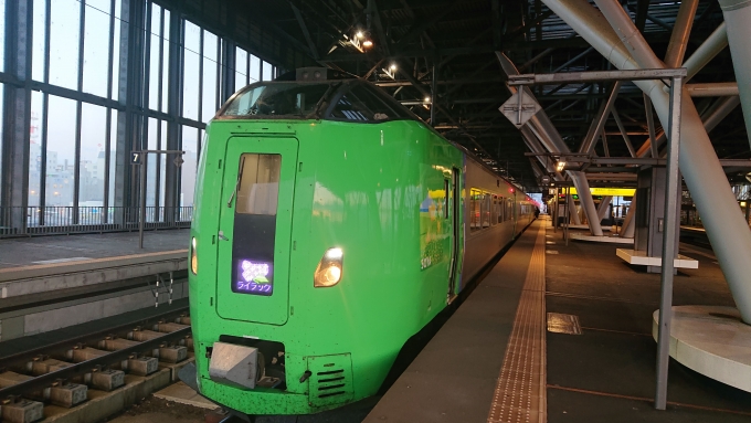 鉄道乗車記録の写真:乗車した列車(外観)(2)        「ライラック36号 札幌行き」