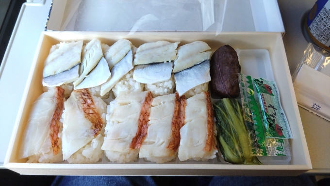鉄道乗車記録の写真:駅弁・グルメ(2)        「炙り金目鯛と小鯵押寿司」