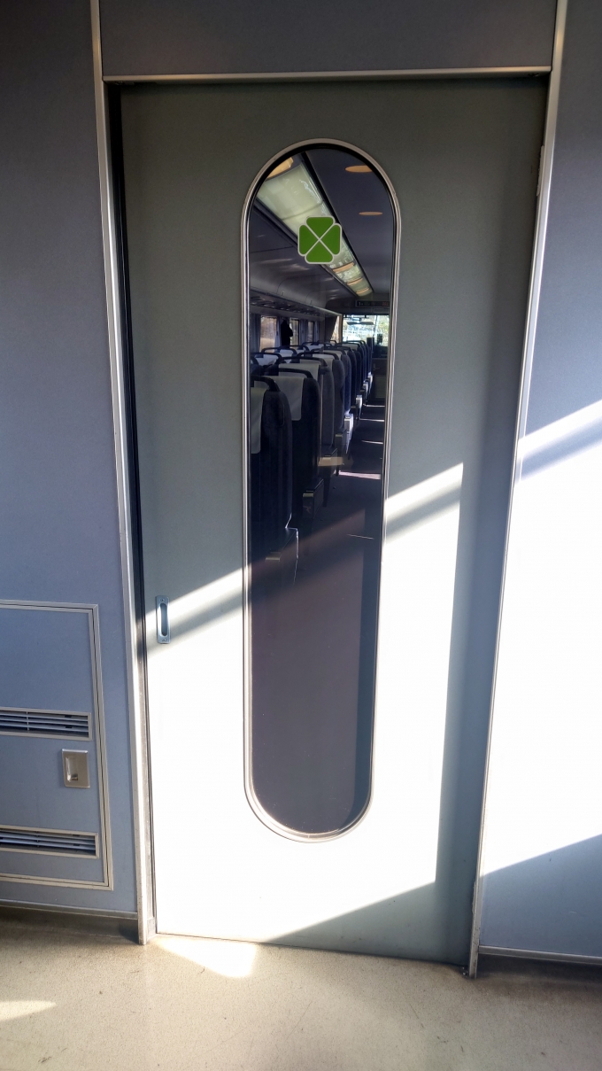 鉄道乗車記録の写真:車内設備、様子(2)        「しなのの、客室ドア。」