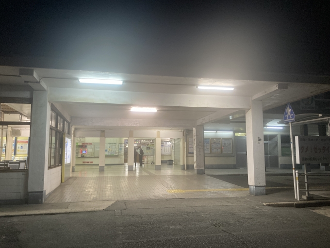 鉄道乗車記録の写真:駅舎・駅施設、様子(1)          「夜の宇部新川駅」