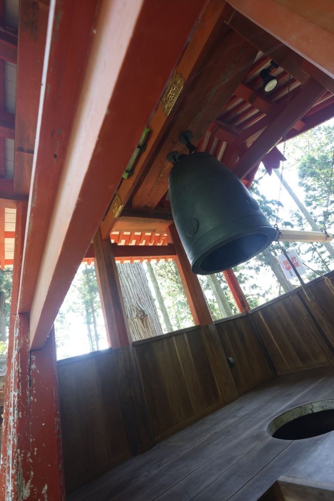 鉄道乗車記録の写真:旅の思い出(2)        「達谷西光寺の釣り鐘…入り込む斜陽？が素敵　誰もいない」