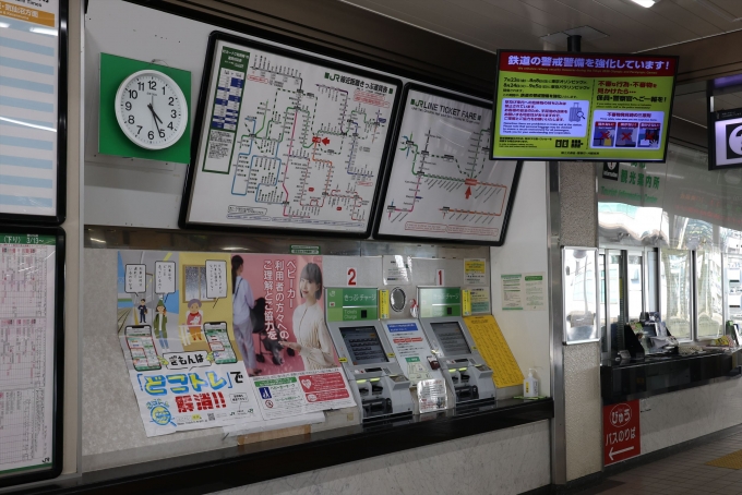 鉄道乗車記録の写真:駅舎・駅施設、様子(5)        「在来線の改札前よッ！このデコレーションが良いわね良いわね～～何か落ち着くわね～～　」