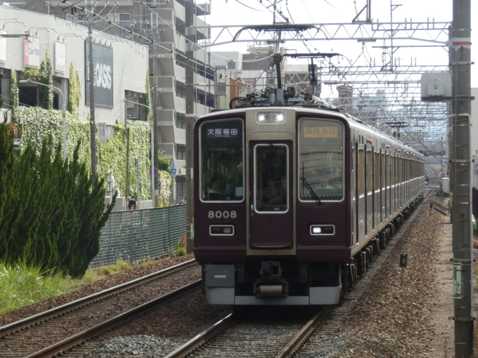 阪急電鉄神戸線8000系の8008F(シングルアームパンタグラフ搭載) 阪急