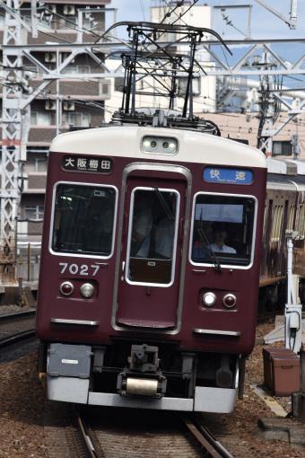阪急電鉄7000系(神戸線リニューアル車 ) 7027編成 阪急電鉄 7027 (阪急7000系) 車両ガイド | レイルラボ(RailLab)