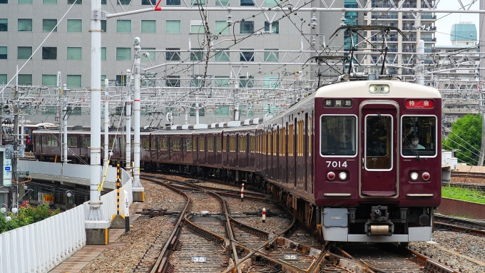 鉄道フォト・写真：阪急電鉄 阪急7000系電車 7014 大阪梅田駅 (阪急) 鉄道フォト・写真 by あずきさん - 撮影日 2024/06/24 13:35