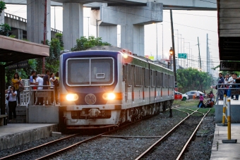 フィリピン国鉄 現代ロテムDMR DMR-02 鉄道フォト・写真 by BBsanさん ：2013年04月29日19時ごろ
