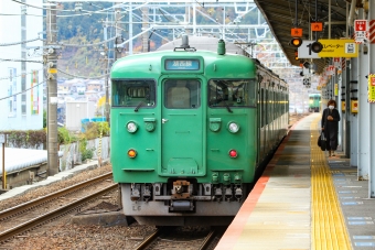 JR西日本 クハ111形 クハ111-7704 鉄道フォト・写真 by BBsanさん 山科駅 (JR)：2022年12月01日14時ごろ